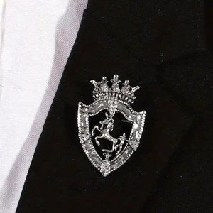 REGAL SHIELD BROOCH in Silver